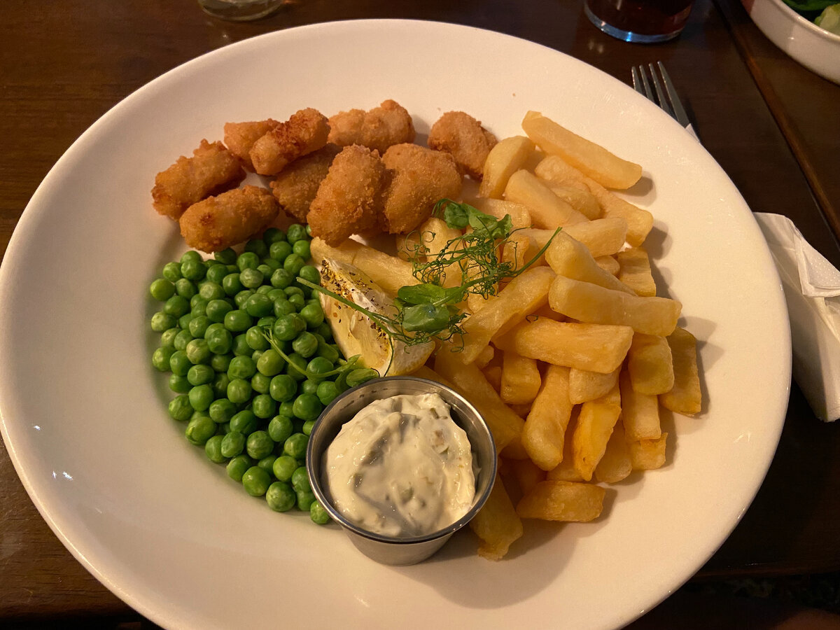 Редактировать галереюАнглийский традиционный пятничный ужин Fish and Chips