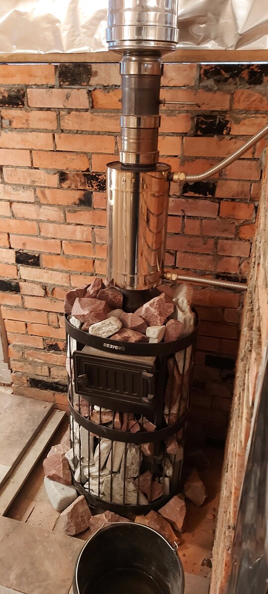 Пол приподнят.