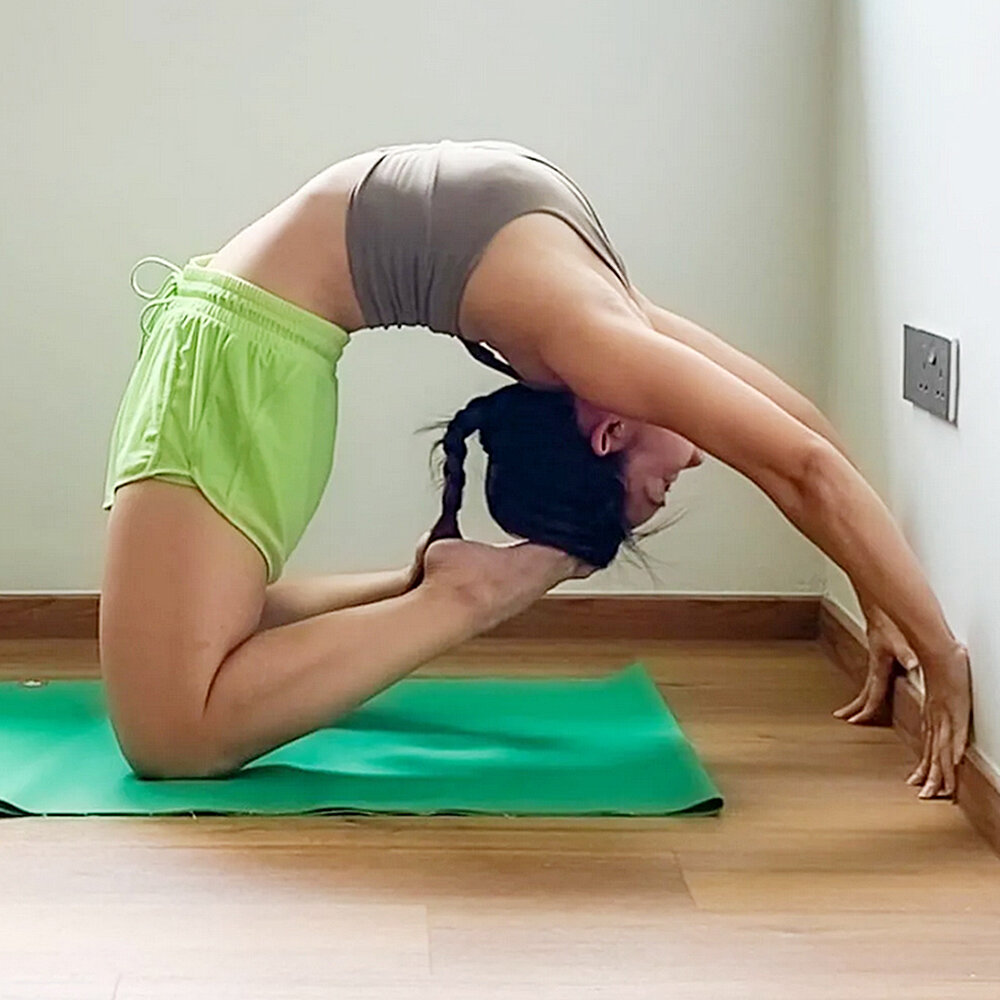 Растяжка в йоге на гибкость.