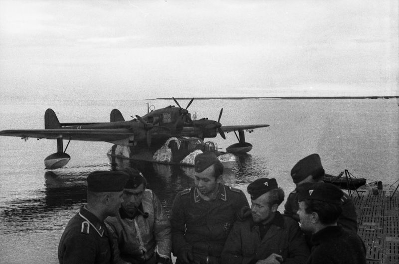 Члены экипажа летающей лодки BV 138 из 130-й морской разведывательной группы люфтваффе (SAGr 130; Seeaufklärungsgruppe 130), приземлившейся для дозаправки, общаются с подводниками из экипажа подлодки U-255 у берегов Новой Земли.
