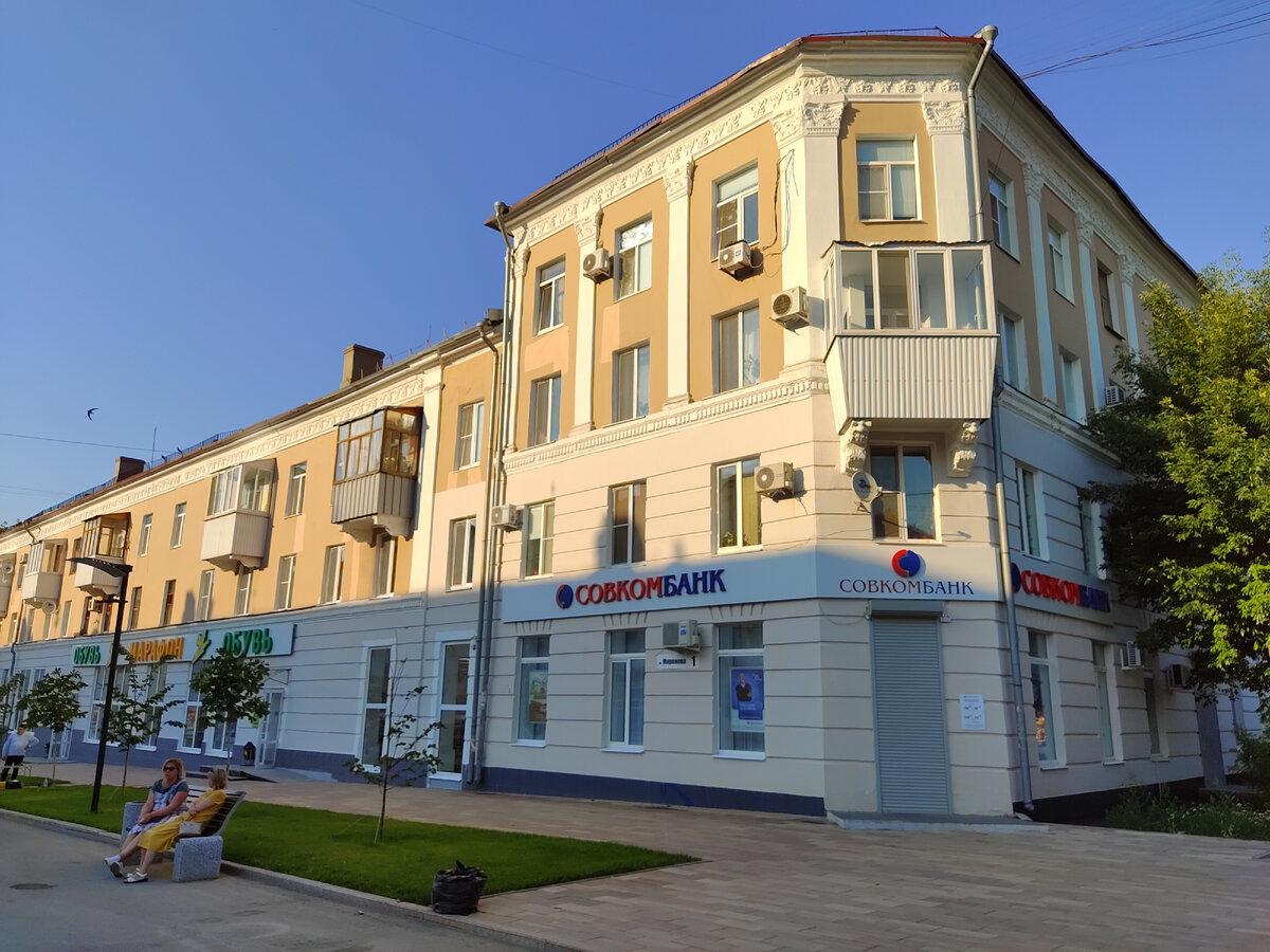 Кто оплатит мне курс реабилитации в Нидерландах (или любой другой стране со строгими архитектурными регламентами) после созерцания этого балкона?