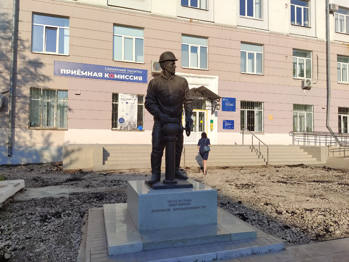 Город Новокуйбышевск Самарской области совершенно теряется на фоне прочих городов области, в первую очередь - самой Самары, спутником которой он является.-18