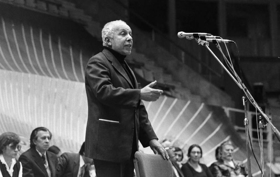 Александр Петрович Межиров на выступлении. 1987 год.