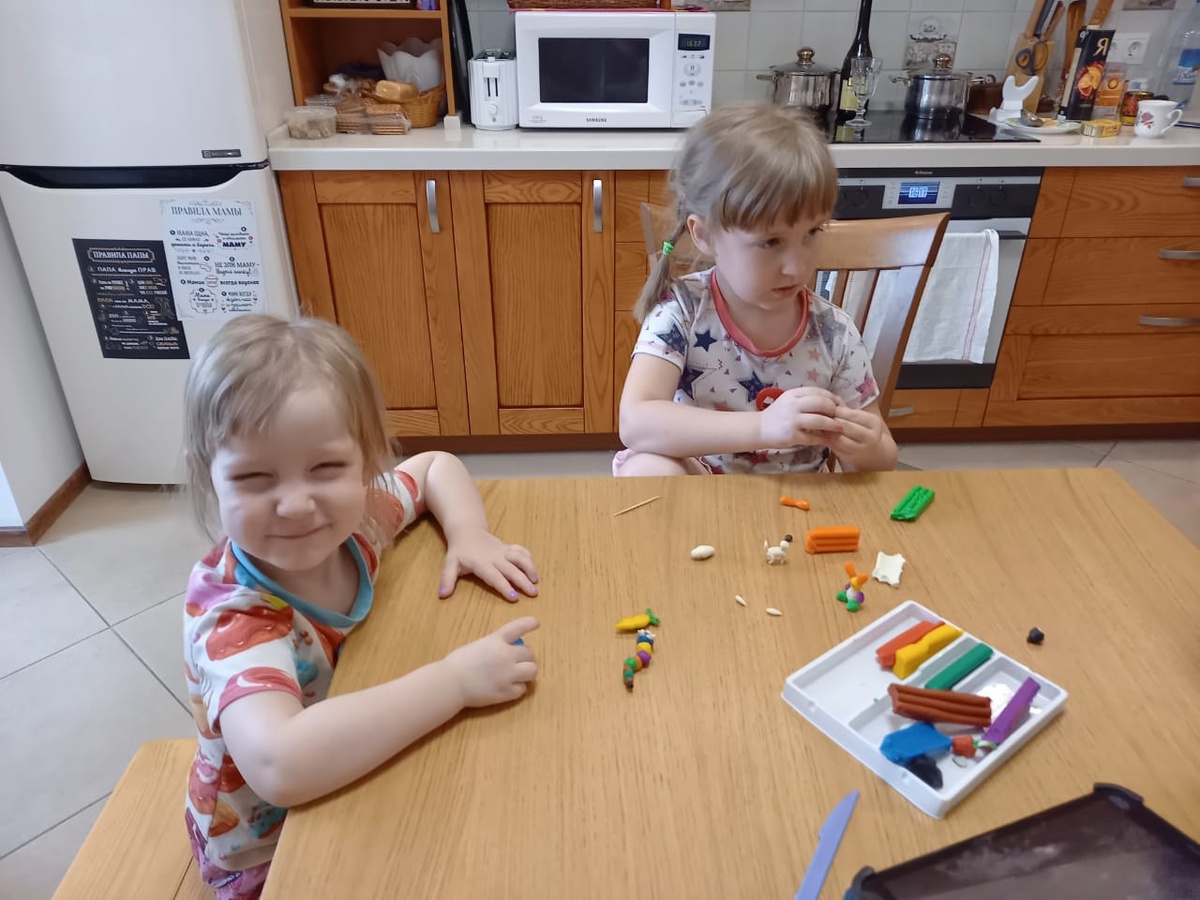 мои дочки за лепкой