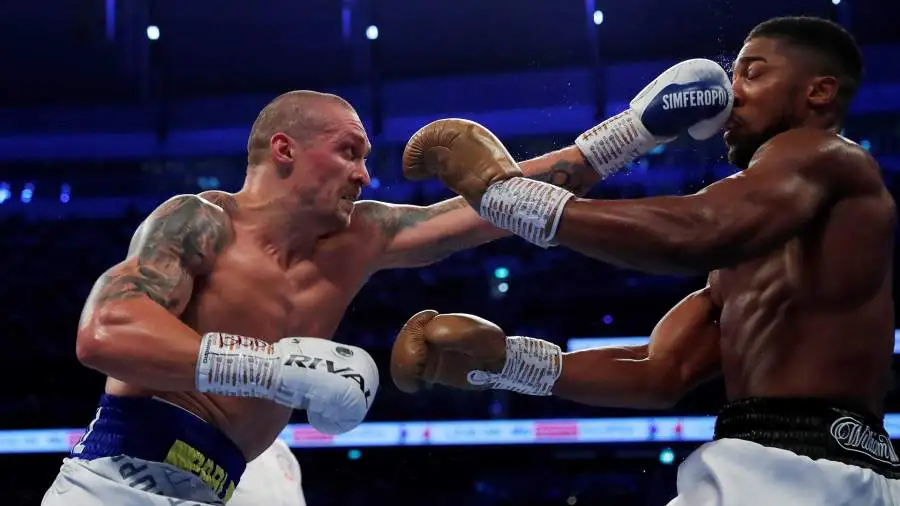 Александр Усик в бою против Энтони Джошуа