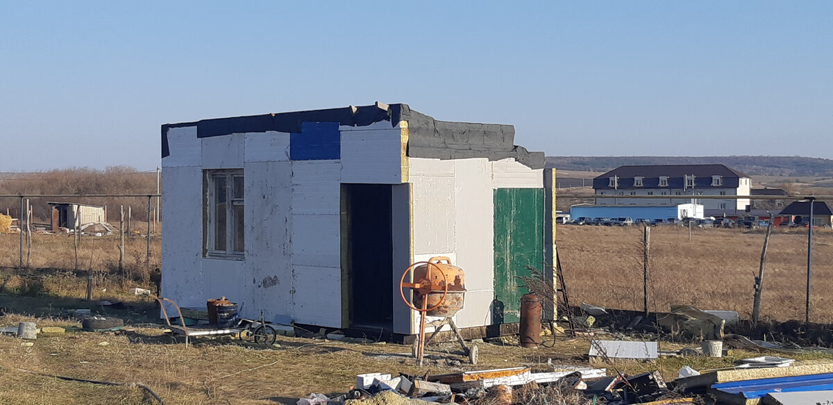 Каркасник, на шпалах, стены из обрезков сэндвич-панелей. 