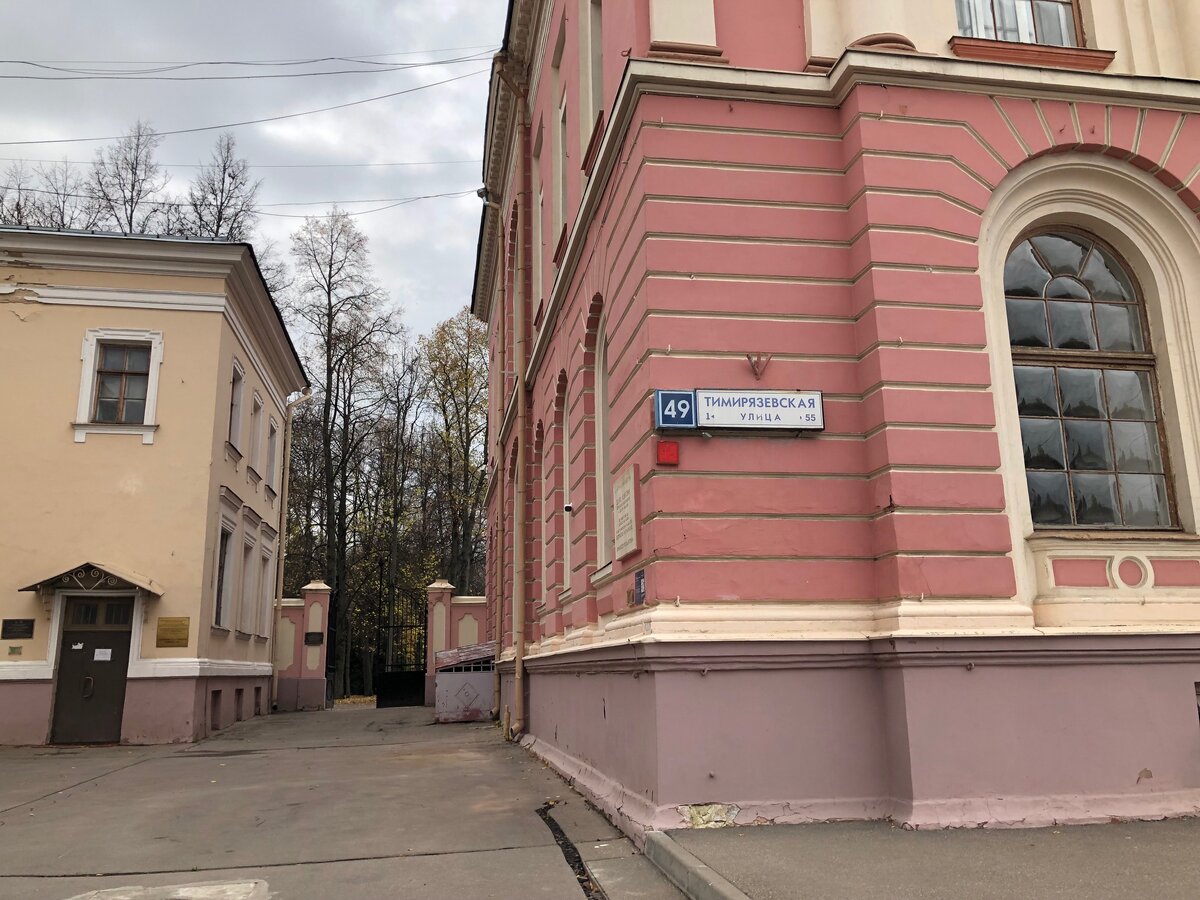 Войти можно через калитку слева от Дворца