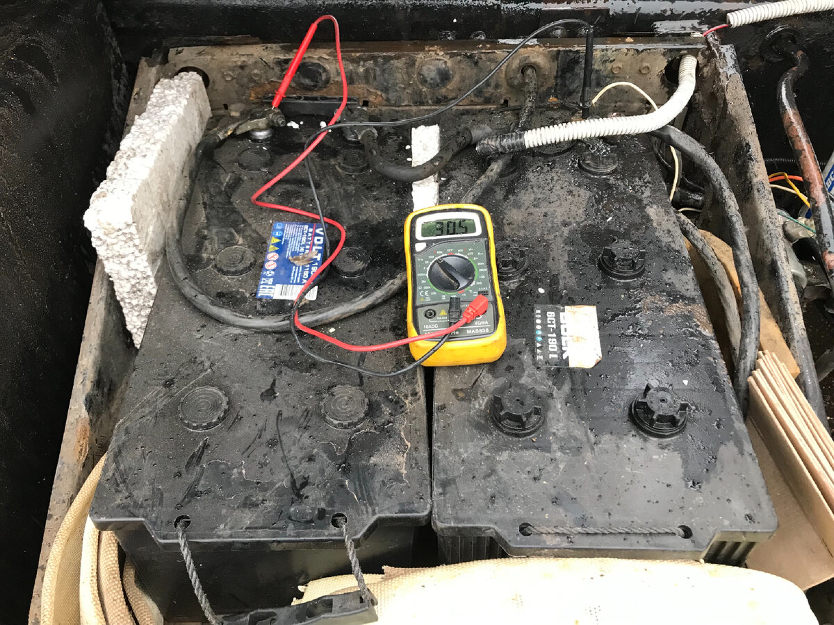 Две аккумуляторные батареи, которые отказались заводить мотор. Фото Тищенко Василий.