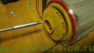 Проверьте работоспособность циркуляционного насоса. Для этого необходимо на насосе шлицевой отверткой открутить металлическую заглушку и проверить визуально крутится ли вал насоса. Если вал не крутится, проверьте поступает ли на него питание с платы управления. Если питание не поступает, то требуется замена платы. Если питание есть, проверьте отверткой, не заклинен ли вал. Заклиненный вал можно поправить отверткой — прокрутить вал 3-4 раза в каждую сторону. Если вал не заклинен, требуется прозвонить обмотку и конденсатор насоса на обрыв. Если вал крутится, требуется разобрать насос и проверить не сорвало ли крыльчатку с вала.