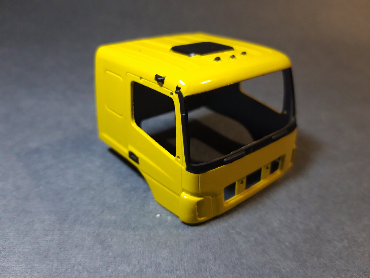 Окраска кабина завершена. Остается нанести декали и расшивка.  