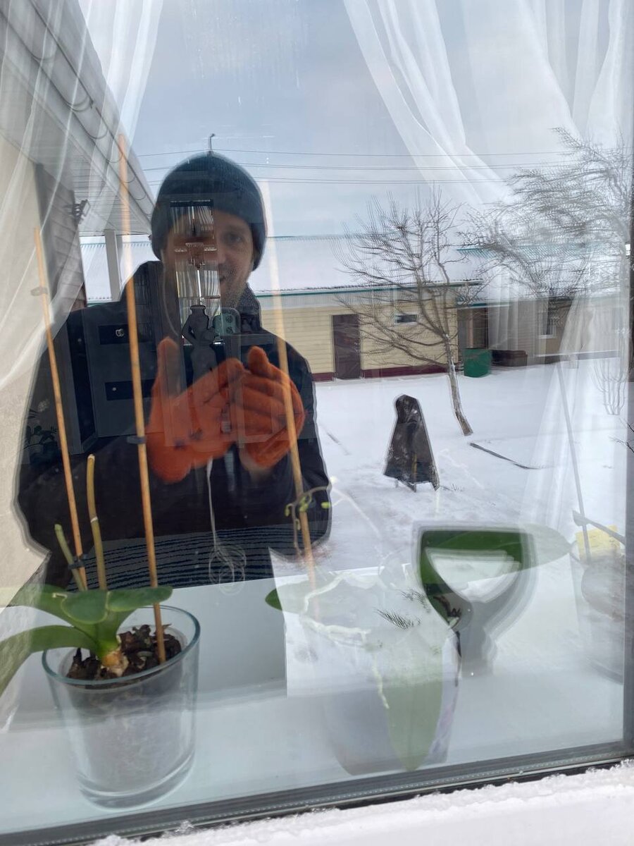 убираю снег и думаю, откуда бы еще его раскидать.