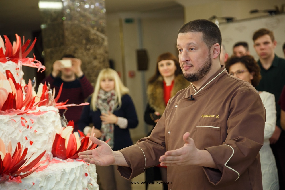 Ренат агзамов шоу кондитер. Ренат Агзамов и Ольга Вашурина. Адская кухня Ренат Агзамов. Ренат Агзамов в шоу Адская кухня.