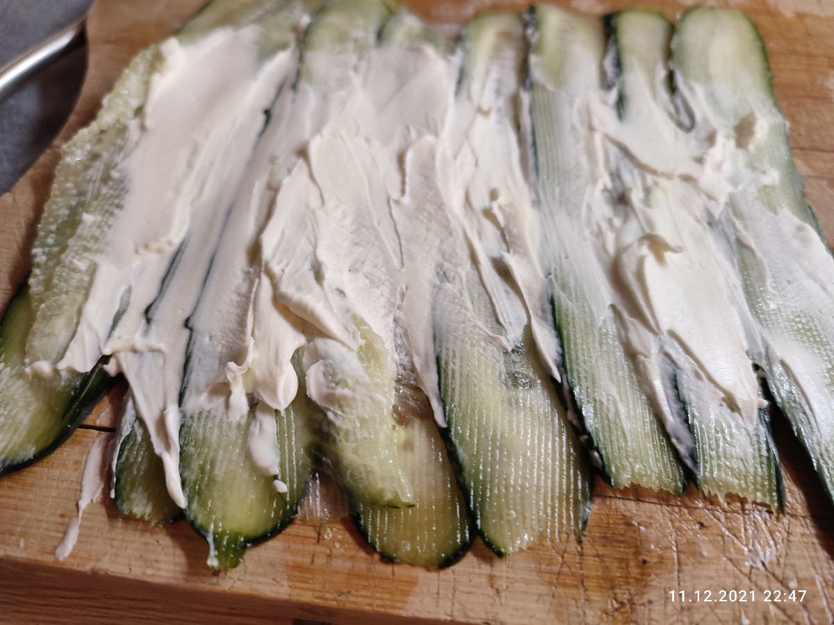 Смазываем творожным сыром. 