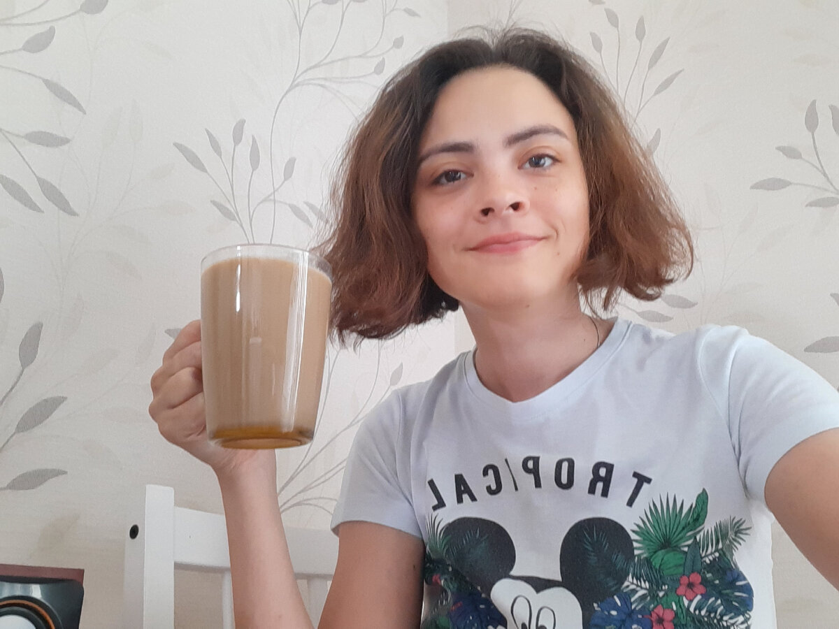 Автор канала и её утренний кофе