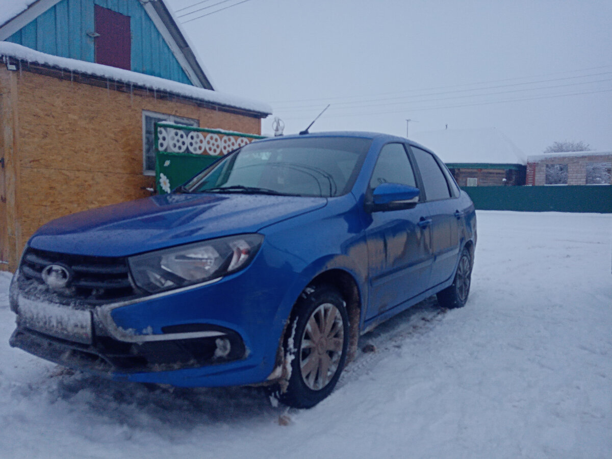 Интересные факты о Lada Granta. Лада Гранта является первым автомобилем компании “АвтоВАЗ”, на который начали ставить АКПП. Модель Гранта позаимствовала у модели "Калина" практически 70% всех деталей и комплектующих. Лада Гранта – первый автомобиль, имеющий отрицательный развал колес, в то время как у всех предыдущих автомобилей он параллельный.