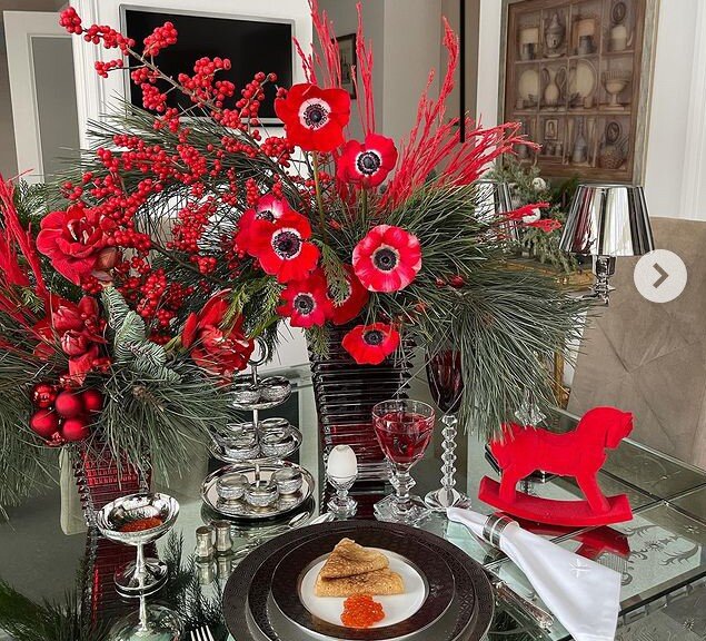 Каждый Новый год Яна Рудковская украшает интерьеры дома нарядными композициями.