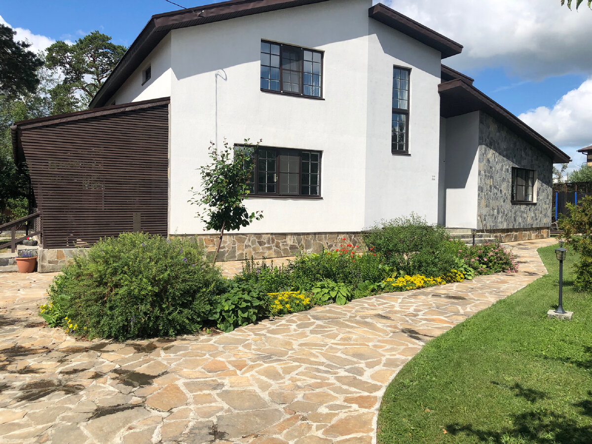 Середина лета, серая спирея и декоративная яблоня уже отцвели