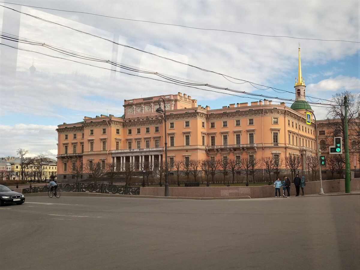 вид на Инженерный замок из окна трамвая