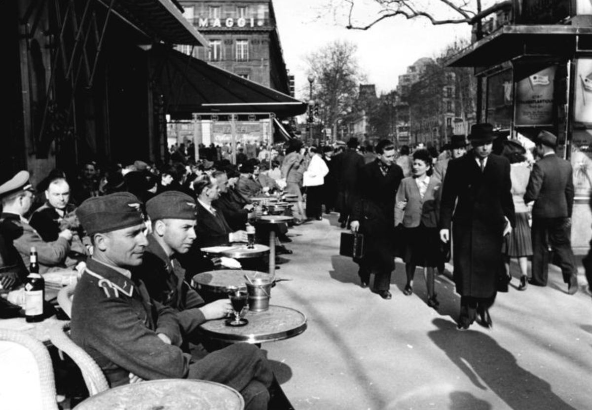 Париж 1941. Зато кафе все работают.