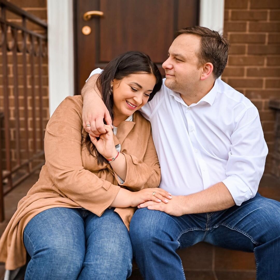 Человек перед телевизором. C ve tv. Watching tv. Зрители у телевизора. Человек перед телевизором.