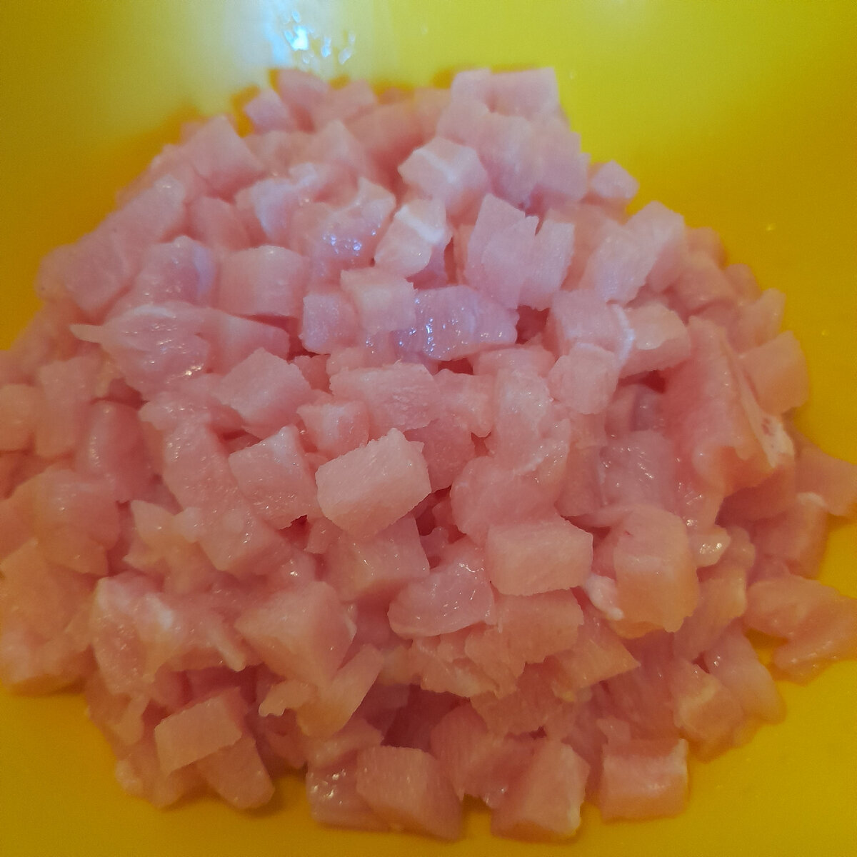 Филе индейки порубить кубиком 0,5 х 0,5 мм.