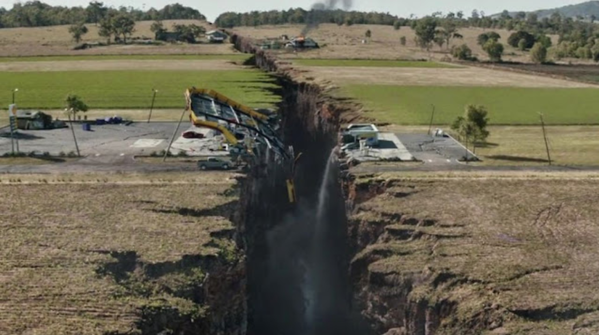 Кадр из видеоролика Кавая Леонарда, в котором он рассказывается о земных трещинах из которых появятся загадочные существа. На самом же деле это сцена из фильма "Разлом Сан-Андреас"