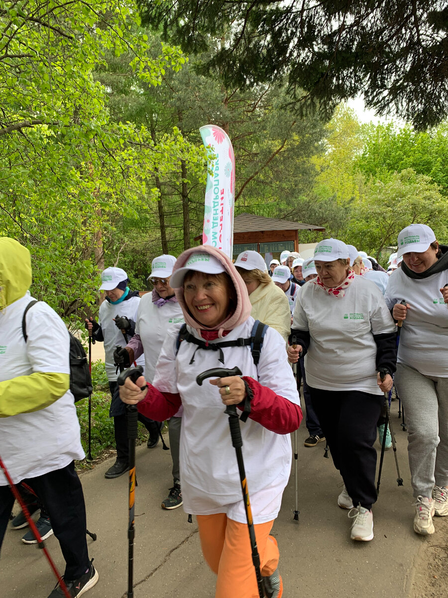 Массовый заход по скандинавской ходьбе участников проекта «Московское долголетие», 24 мая 2022 года. Бирюлевский дендропарк, ЮАО, г. Москва