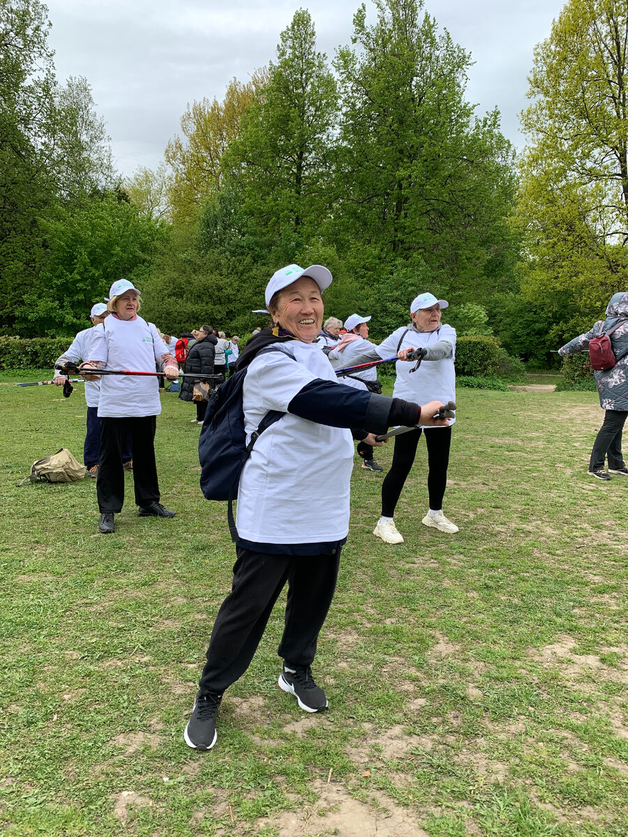 Массовый заход по скандинавской ходьбе участников проекта «Московское долголетие», 24 мая 2022 года. Бирюлевский дендропарк, ЮАО, г. Москва