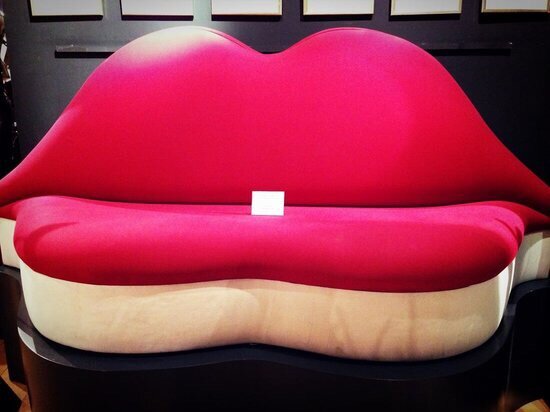 Диван сальвадора дали. Salvador Dali - Mae West Lips Sofa. Диван губы. Диван губы Сальвадора дали. Кожаный белый диван губы.