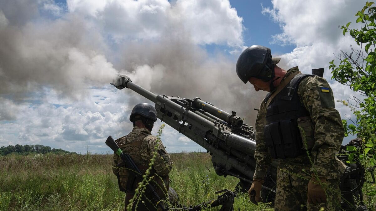    Украинские военнослужащие ведут огонь из гаубицы M777© AP Photo / Evgeniy Maloletka