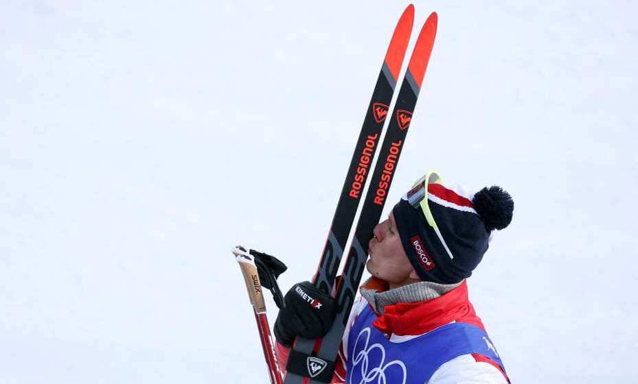    Александр Большунов целует свои лыжи после победного финиша. Фото: Reuters