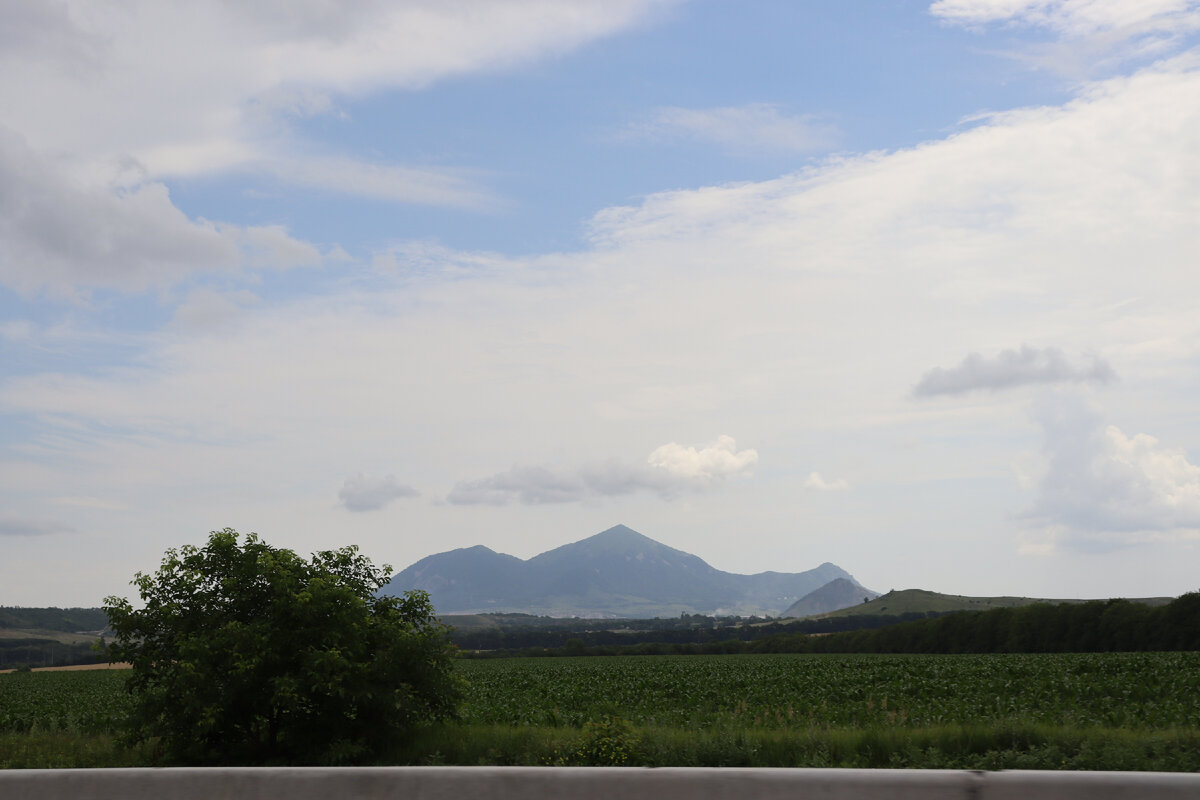 Из окна машины виднеется Бештау
