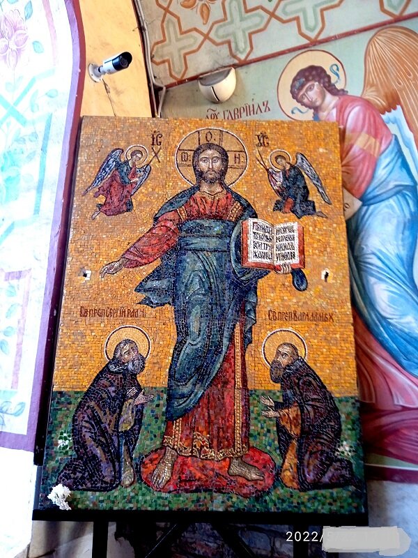 Мозаичная икона Спасителя под аркой входа в монастырь