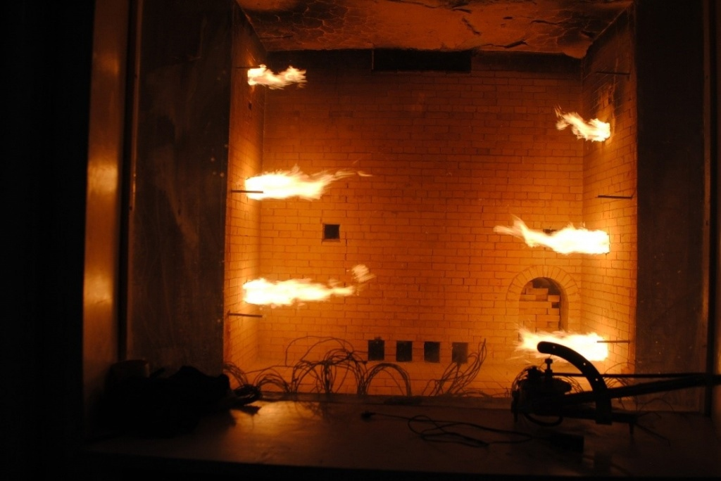 Испытания на пожаростойкость проходят в специальной камере. 