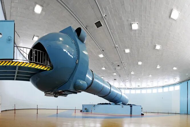 Центрифуга ЦФ-18 с плечом длиной 18 метров введена в строй в 1981 году. Машина способна развивать перегрузки до 30 единиц. Конструкцией предусмотрено вакуумирование кабины, варьирование температуры от +5 до +55°С, а также изменение газового состава атмосферы кабины. При испытаниях используется три типа кресел – штатные (фирмы Asea), космические кресла «Казбек-УН» и кресла, применяемые в истребителях ВВС РФ.