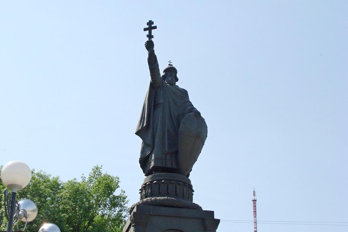 Памятник князю Владимиру в Белгороде