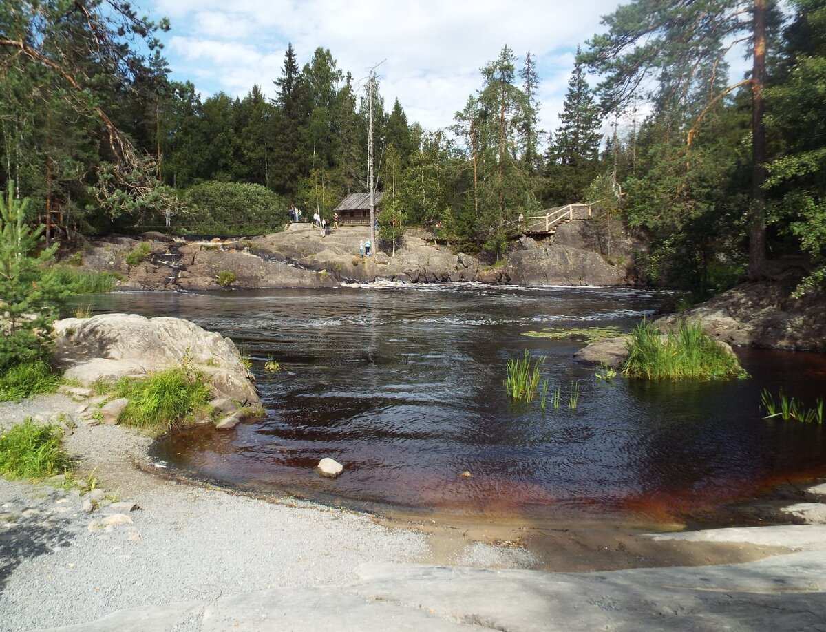 Нижний бьеф водопада) Небольшое озерцо внизу водопада
