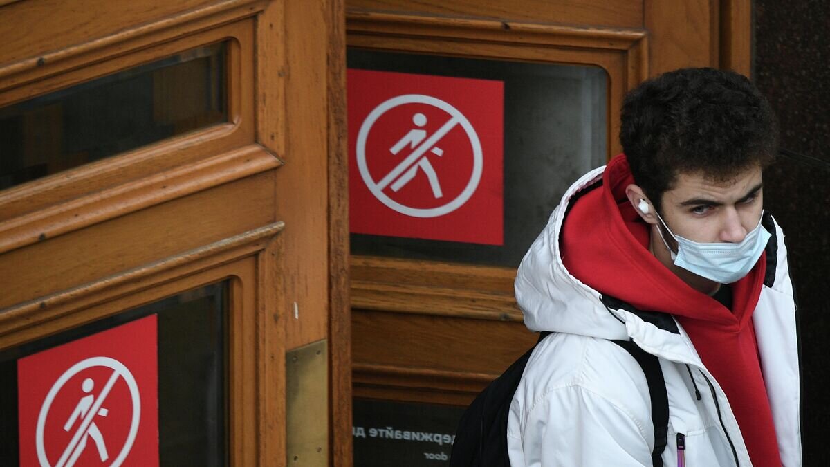    Молодой человек в медицинской маске выходит со станции метро "Белорусская" Московского метрополитена© РИА Новости / Максим Блинов