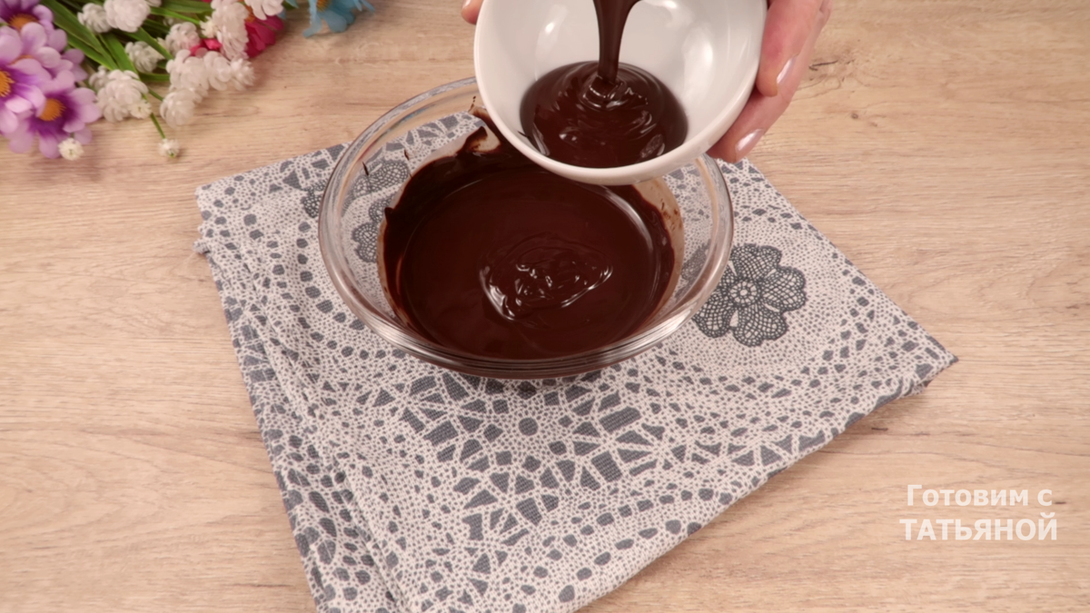 Un tort somptuos are un gust mai bun decât un Snickers.  Pur și simplu se topește în gură.  Rapid ușor și foarte gustos