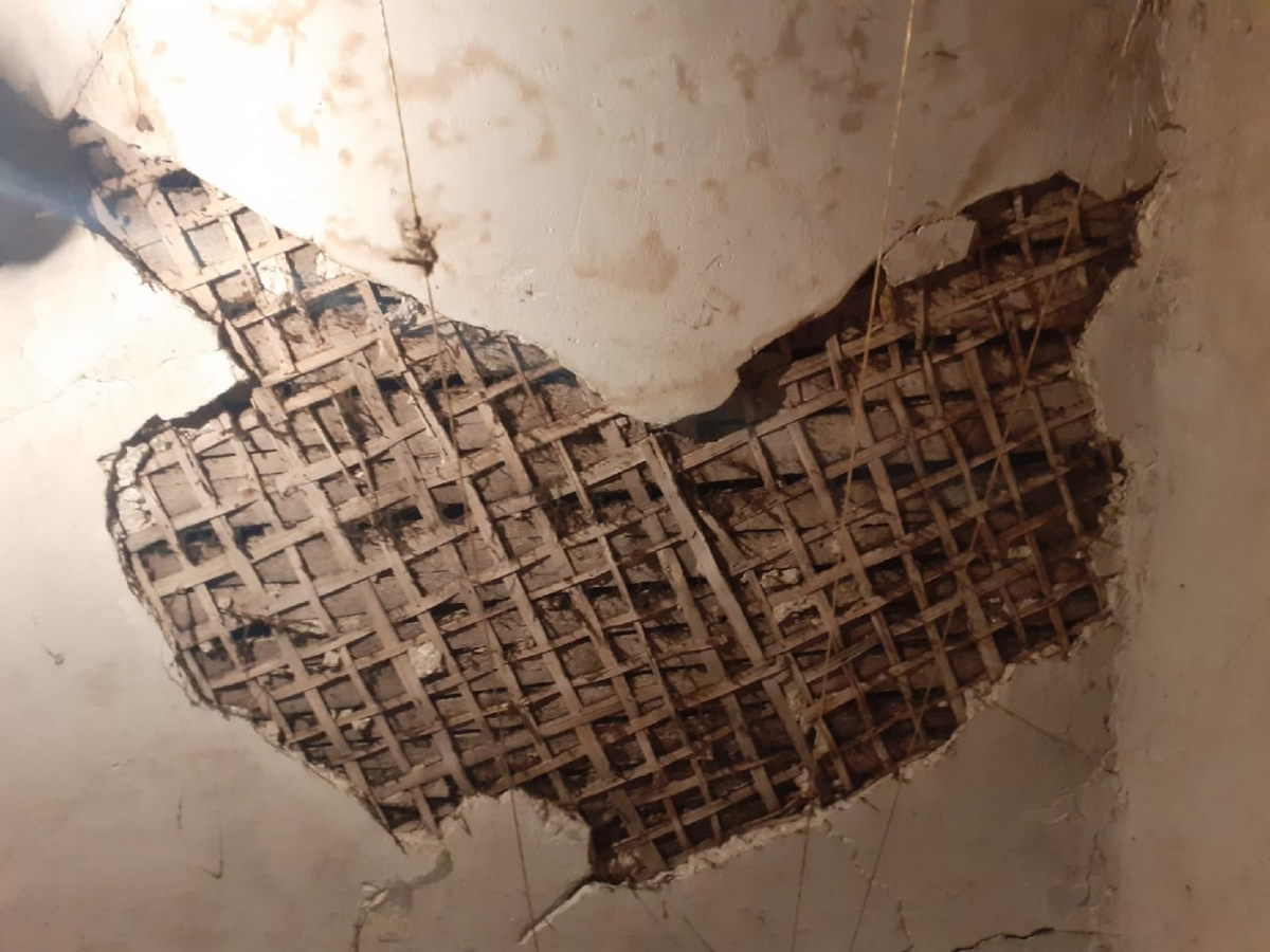 От постоянной влаги в полуразрушенном доме на Собинова 154 не выдерживает штукатурка