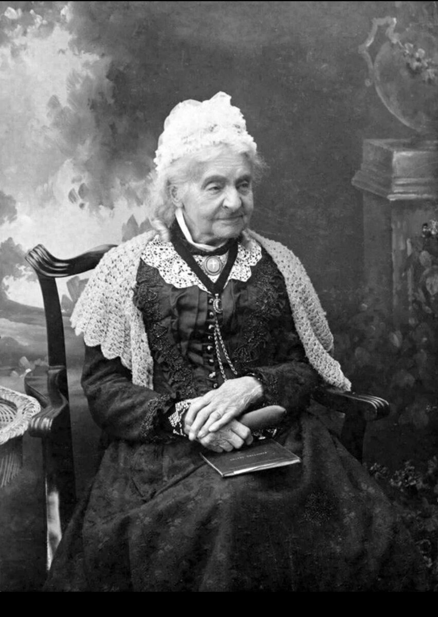 Она стала первой зарегистрированной женщиной, которая прожила боле 100 лет, а также единственным зарегистрированным человеком, родившимся в 18 веке, а умершим в 20-м 👵