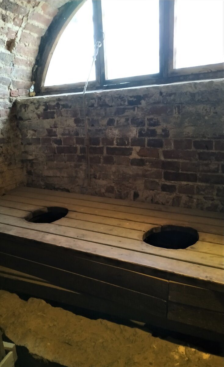 Пример отхожего места: сиденье с дыркой (фото автора)