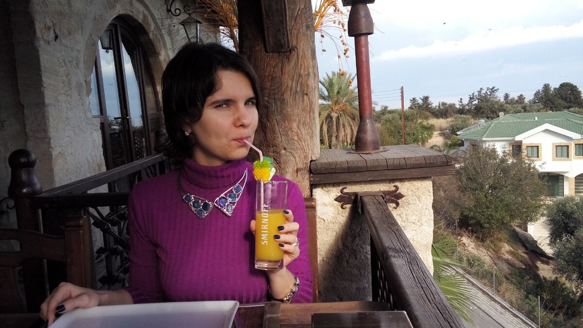 Первый завтрак на Кипре. Я еще довольная и не в курсе, что нас ждет