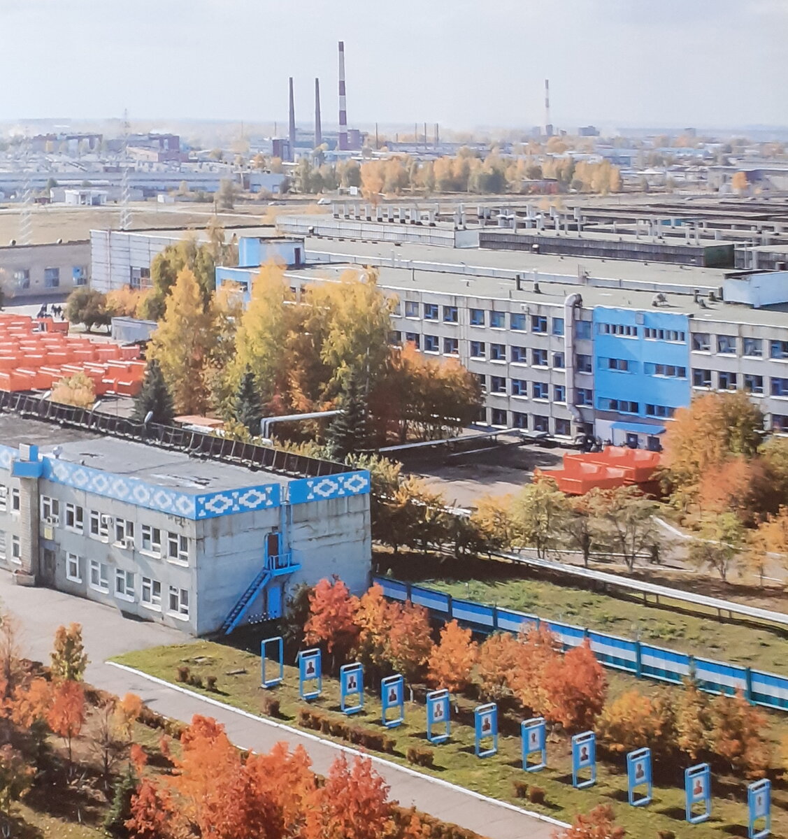 Огромную территорию НЗАС (НЕФАЗ) надо было содержать в порядке. Иллюстрация из книги"НЕФАЗ. ВСегда в движении"