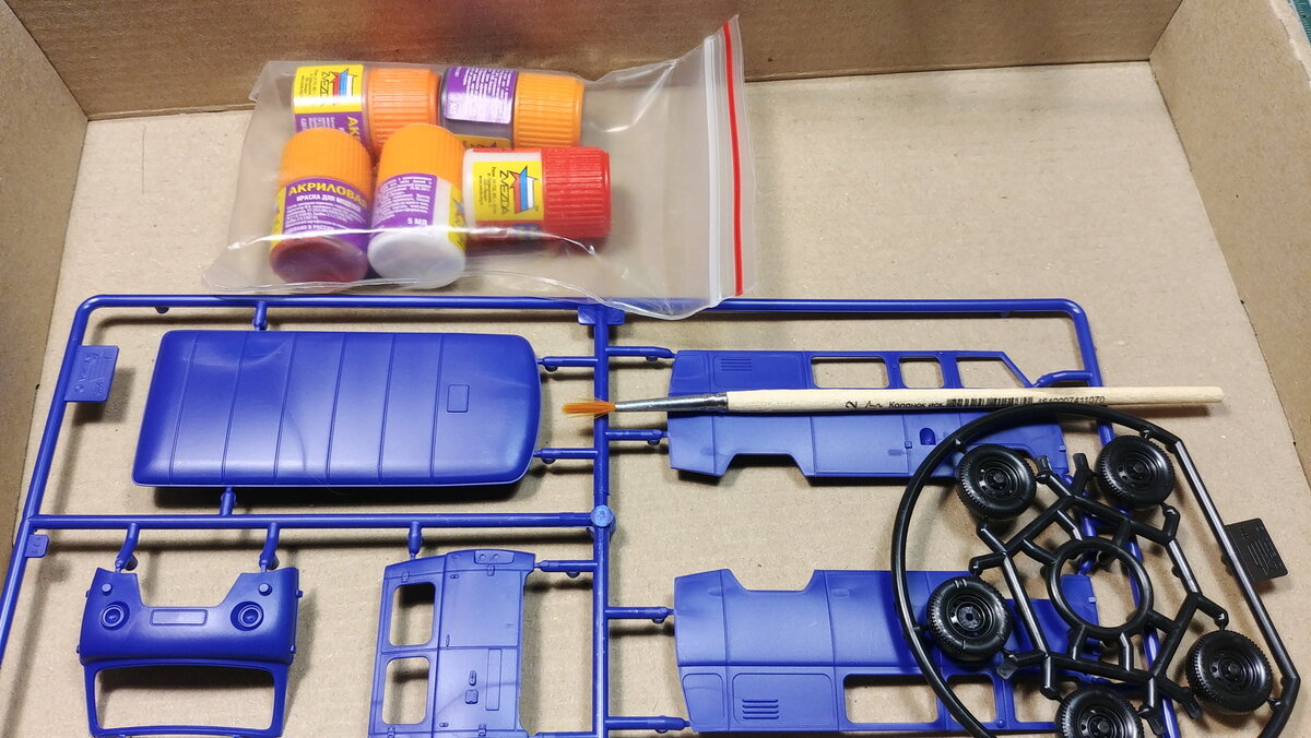 1. УАЗ в комплектации Почта России. Клей, краски и кисточка идут в комплекте