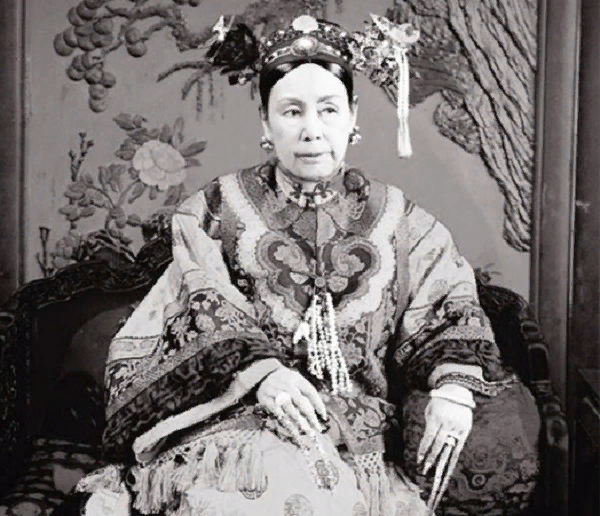 Несколько ярких примеров монархов из простолюдинов. История,Монархия