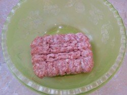 ШАГ 1:
Для приготовления котлет возьмите фарш из любого вида мяса. Можно взять ассорти. Я использую фарш из свинины. Выложите фарш в просторную чашу, в которой будете замешивать мясную массу.