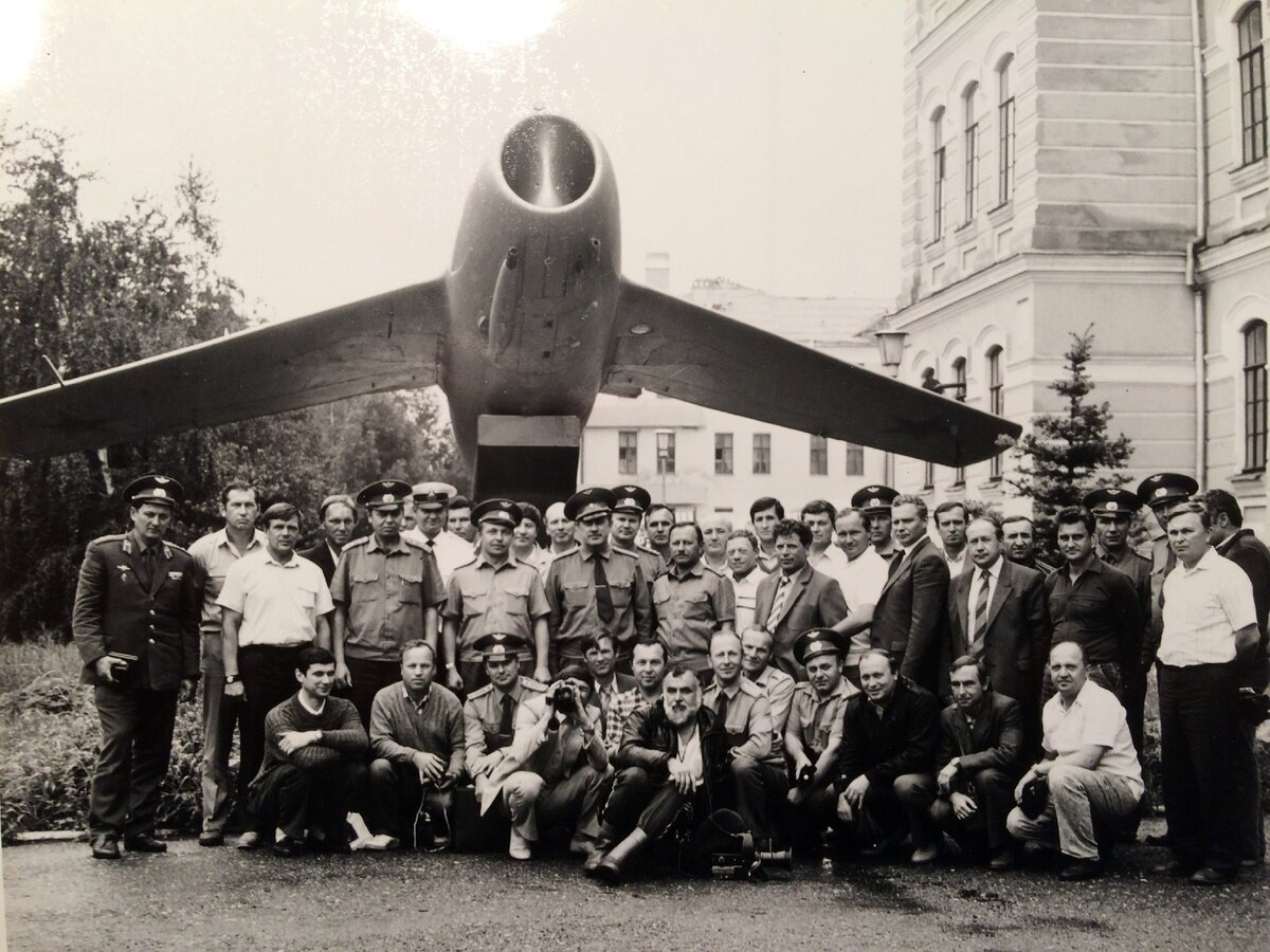 На каком самолете гагарин совершил. Гагарин летное училище самолет Оренбург. Гагарин в Оренбургском летном училище.