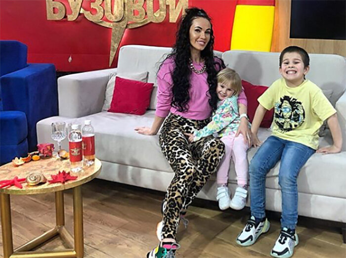 Евгения Шамаева с детьми на съемках шоу "Бородина против Бузовой"