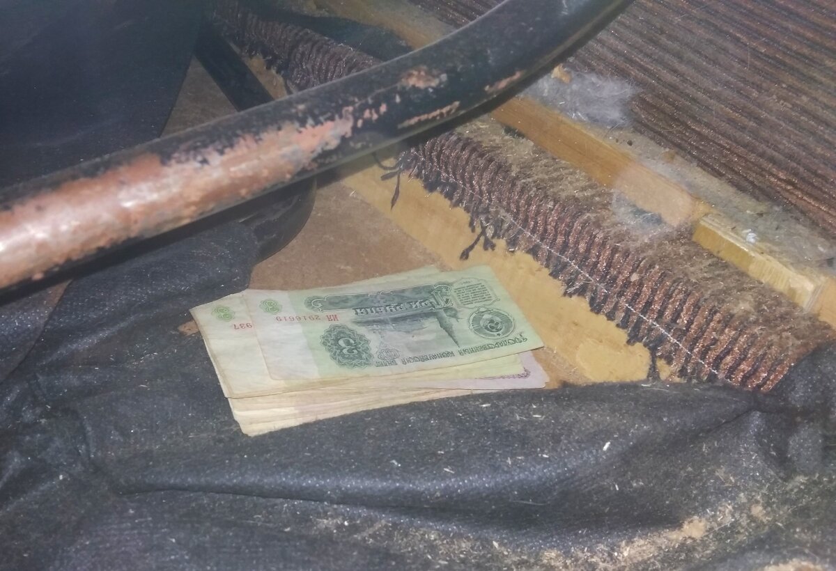 Тот самый старый поломанный диван.